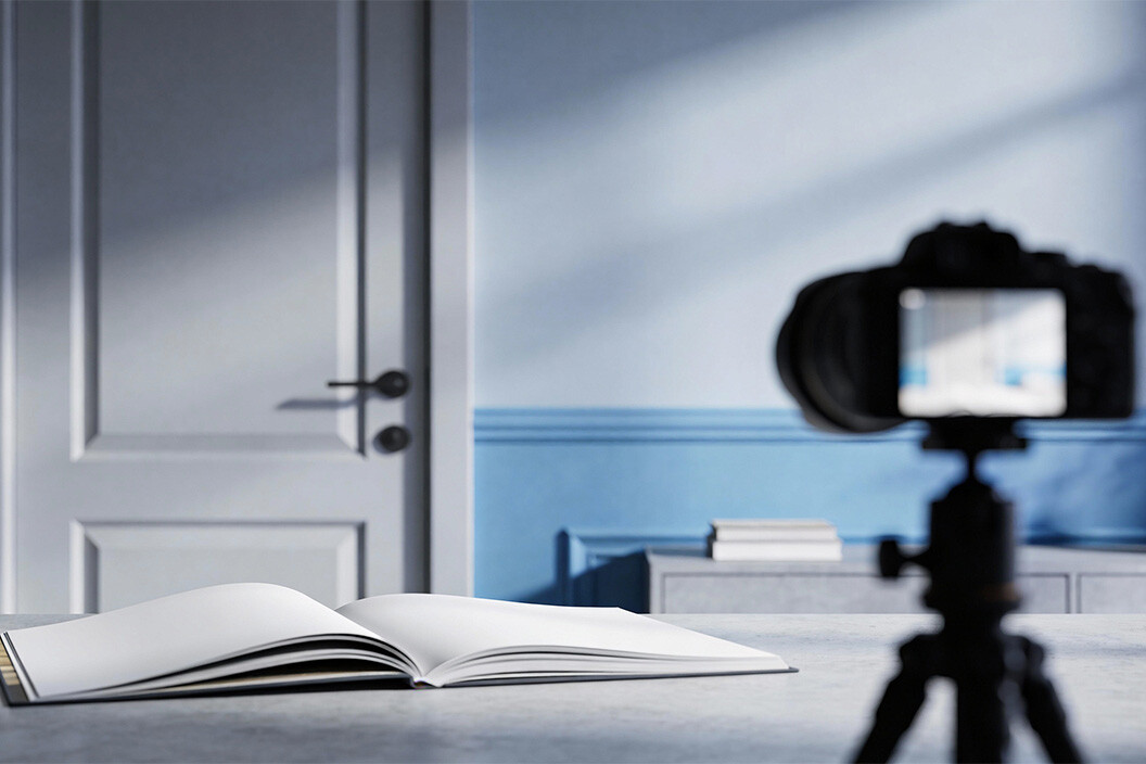 eine Raum mit eine Tisch, auf dem Tisch ist ein Buch und eine Kamera