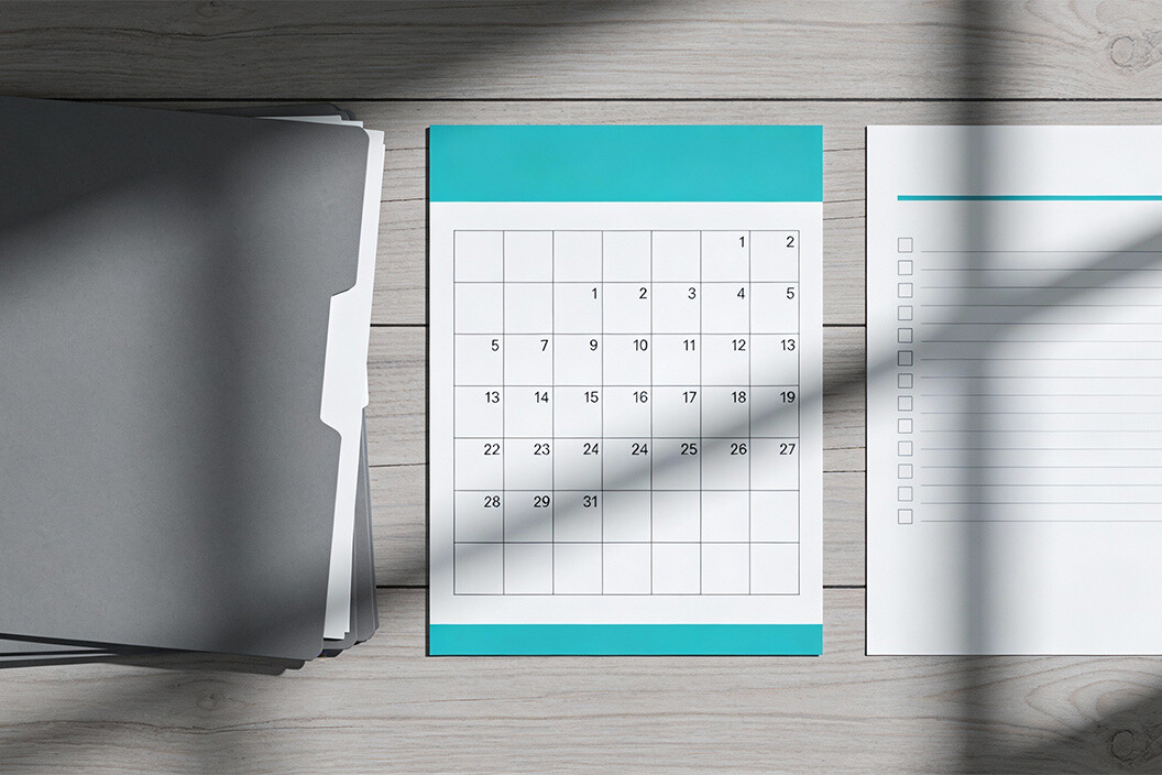 Eine Tisch drauf liegt eine Ordner ein To Do Liste und eine Kalender