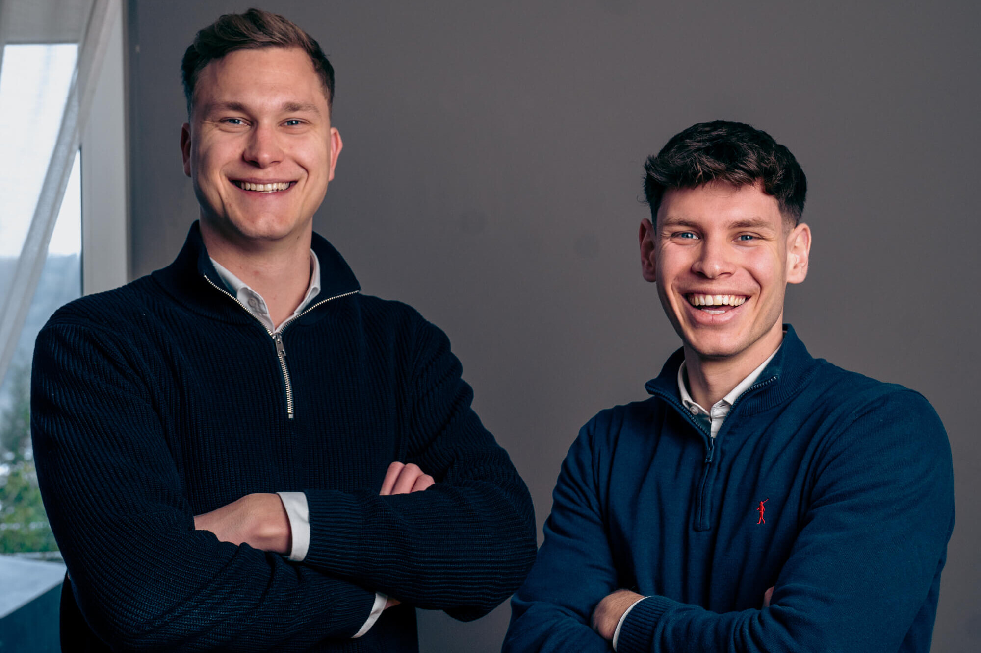Eine Portrait von 2 Junge M&auml;nner, Die Makler Jakob Dietl und Nicolas Pfarr die stehen und l&auml;cheln